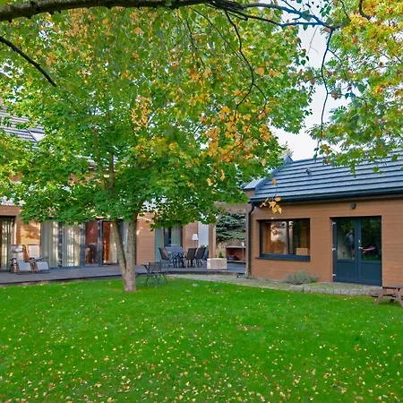 Σπίτι διακοπών House-1,2km To The Beach; 5 Bedrooms, 3 Bahrooms; Fire Place. Private Sauna!