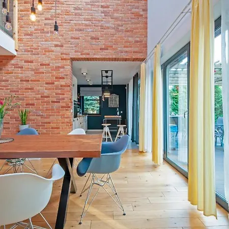 Casa vacanze House-1,2km To The Beach; 5 Bedrooms, 3 Bahrooms; Fire Place. Private Sauna! Wisełka