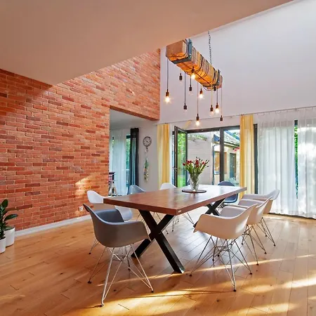 Σπίτι διακοπών House-1,2km To The Beach; 5 Bedrooms, 3 Bahrooms; Fire Place. Private Sauna! Wisełka